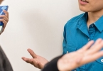 Cách nói đề nghị người khác chờ mình